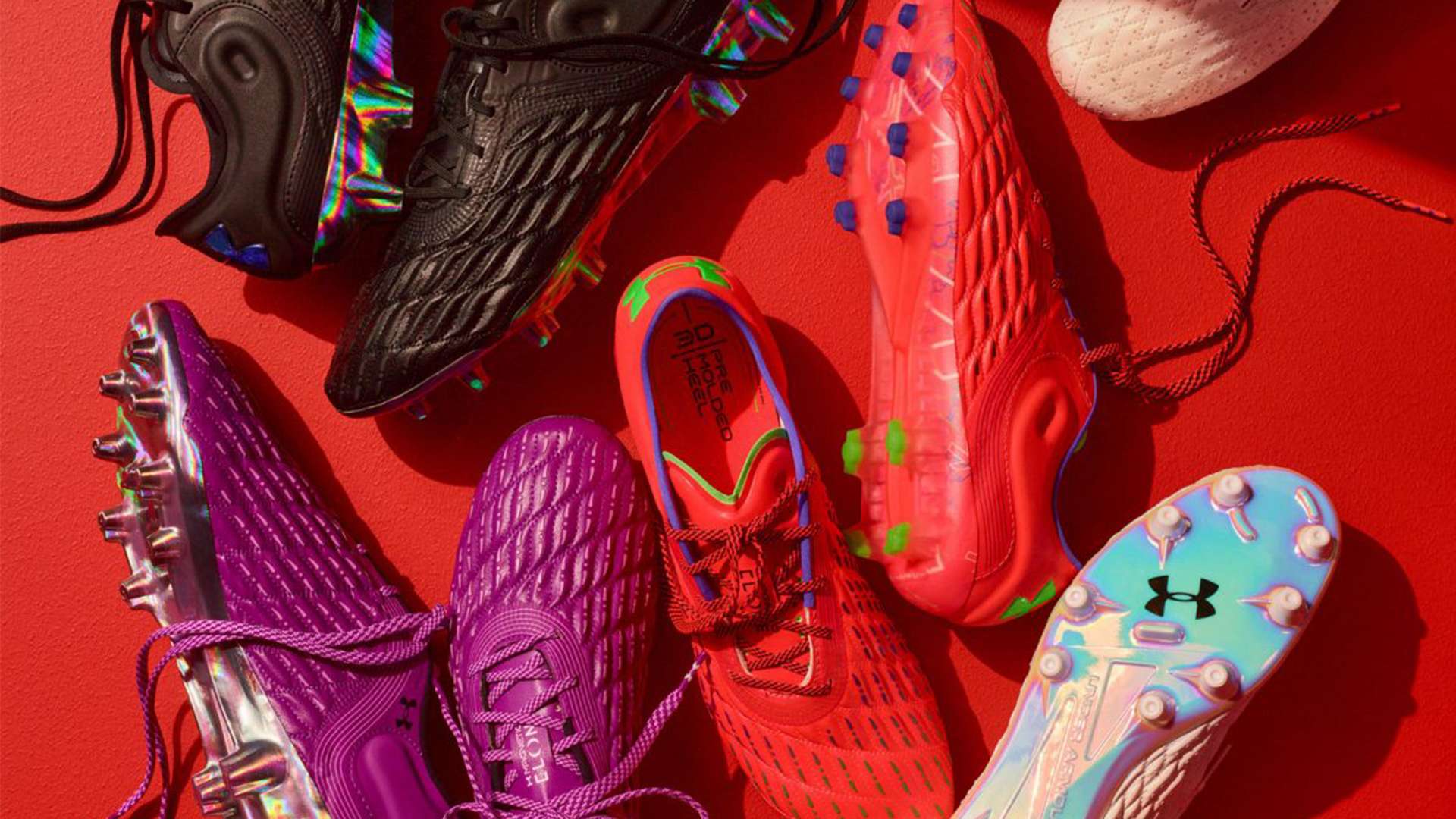 给安妞的生日礼物？梅西破门后，把拳头放在右胸笑着指镜头.