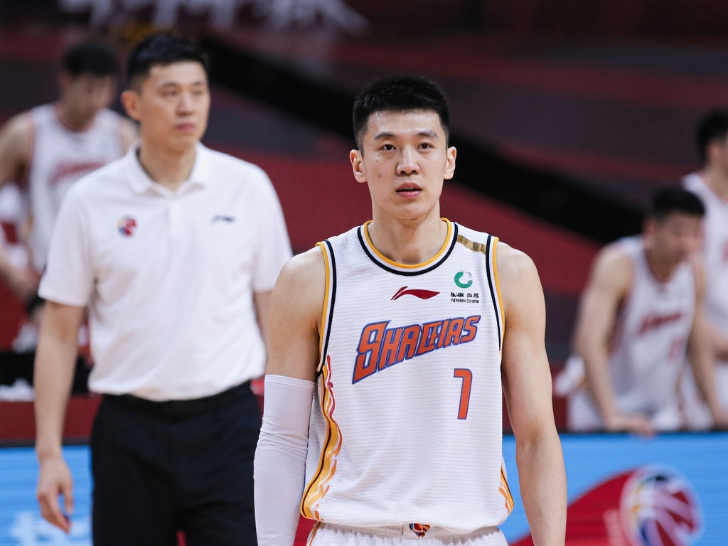 欧洲杯金靴奖杯：底座镌刻球队荣耀，奖杯定格球员射门瞬间